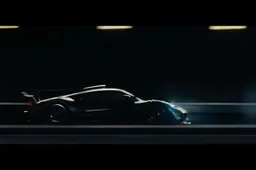 Video: Hamilton knalt met de Mercedes Project One