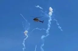 Dat ging maar nét goed: F1-helikopter kan vuurwerk ternauwernood ontwijken