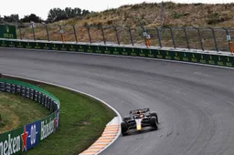 Verstappen tijdens VT2 weer op het circuit na verloren ochtendsessie