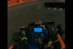 Carlos Sainz glijdt een rondje over de kartbaan