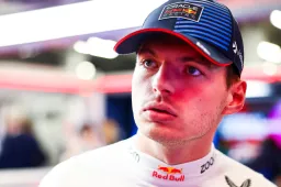 Verstappen surpreende ao se esquivar de várias colisões