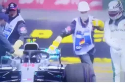 Lewis Hamilton valt uit tijdens de kwalificatie op Hockenheim