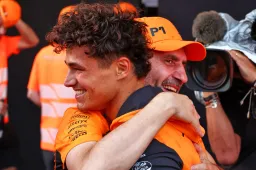 Norris verbaasd over Verstappen: 'Ik wist dat zijn banden te heet werden'