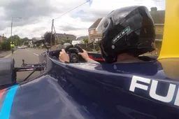 Video: Deze F1 wagen mag wel legaal de weg op!