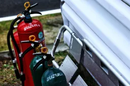Incêndio na pista causa bandeira vermelha durante treino na China