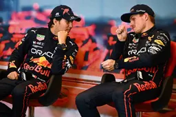 Zien! Verstappen schiet in de lach na vraag over 'contractverlenging' Perez