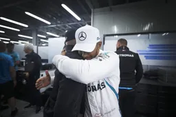 Hamilton deelt sneer uit aan Rosberg: "Valtteri zeurt tenminste niet"