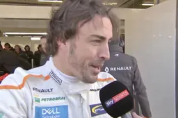 Fernando Alonso lijkt erg blij te zijn met zijn nieuwe McLaren MCL33!