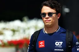 De Vries observa a Verstappen antes del GP de Arabia Saudí