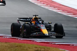 Verstappen takes advantage of Norris leaving the door open, Leclerc leads!