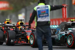 Max Verstappen en Daniel Ricciardo ontvangen reprimande na crash GP Azerbeidzjan