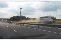 BEELD! F1 experience-truck crasht op Britse snelweg!