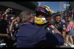 Jos en Max Verstappen omarmen elkaar na overwinning GP Oostenrijk