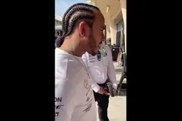 Lewis Hamilton verrast kinderen in Bahrein