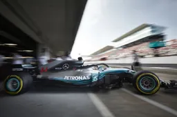 Mercedes wacht niet op uitspraak FIA en laat veelbesproken velgen thuis
