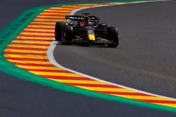 Verstappen vernedert voltallige F1-grid ondanks gridstraf in GP België