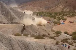 Video: Carlos Sainz crasht KEIHARD tijdens Dakar!