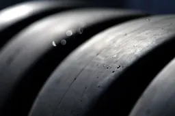 Pirelli propt flink wat bandjes in het vrachtruim: 4500 banden mee naar Abu Dhabi!