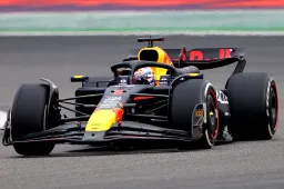Verstappen vernedert de concurrentie en wint voor het eerst in China