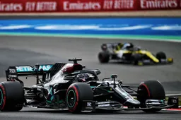 Hamilton pakt recordwinst na late safety car, Verstappen opnieuw tweede