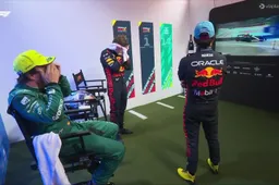 Verstappen en Alonso lachen: 'Ik keek op mijn dashboard en dacht: 'oeh''