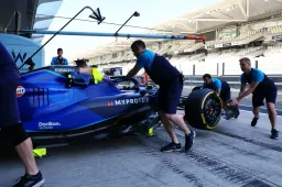 Williams zeigt Aufnahmen des Fahrzeugs: FW46 in Aktion auf der Rennstrecke von Bahrain