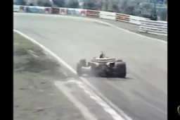 KIJKEN: Gilles Villeneuve op twee wielen terug naar de pits tijdens Nederlandse GP