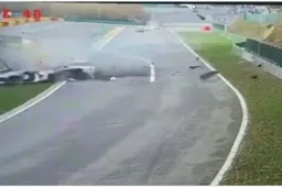 Schrikwekkend: weer een megacrash bij Raidillon, Spa-Francorchamps