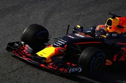 In beeld: Verstappen met de regenbanden!