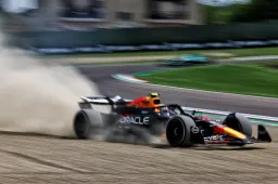Choque, grava y miseria | Imola vió el inicio del fin de Checo en Red Bull