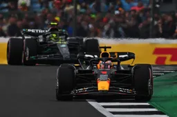 Verstappen voert boventoon, McLaren maakt indruk op opdrogend Silverstone