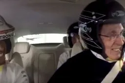 Sir Frank Williams beleeft de rit van zijn leven met Lewis Hamilton