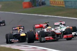 Klassieker: Vettel en Hamilton knokken door in de pitstraat in Shanghai!
