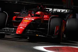 Leclerc verrast in Baku met pole en geeft Verstappen en Perez het nakijken