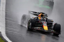 Verstappen assume a liderança na última relargada; Norris cai para P7