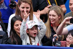Kelly Piquet compartilha fotos com Penelope na Disneylândia de Tóquio