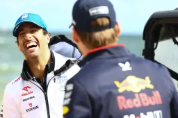 Ricciardo lacht om marshals die varaan bijna mislopen op circuit Singapore