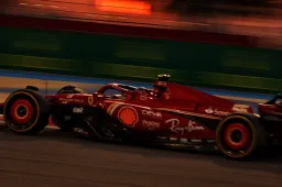 Sainz bestimmt das Tempo am zweiten Tag in Bahrain, Perez und Hamilton folgen