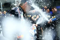 Red Bull biedt kijkje achter de schermen: Zo vierde Verstappen zijn titel