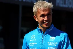 Albon crasht en veroorzaakt rode vlag in Australië