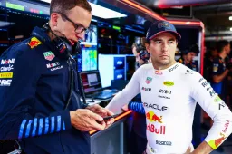 Stevige kritiek op Perez na crash: 'Eigenlijk redt Red Bull hem hier nog'