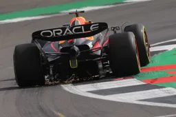 Verstappen veegt de vloer aan met concurrentie in VT3 Silverstone