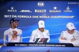 LOL! Ricciardo zit te ruften tijdens de persconferentie...
