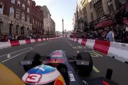 Video: Ricciardo knalt door het centrum van London