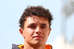 Le pilote McLaren Norris dévoile un casque spécial "carbone apparent" pour 2023.
