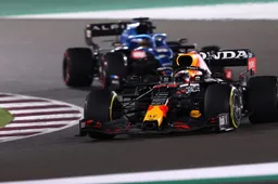 Hamilton pakt onbedreigde zege in Qatar, Verstappen komt goed terug naar P2