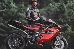 Dik! Hamilton heeft een nieuwe Superbike!