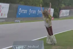 Un espectador inusual causa revuelo en la carrera de IndyCar