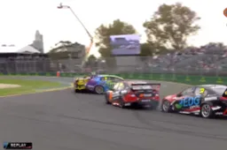 Video: Harde supercar crash op het circuit van Melbourne!