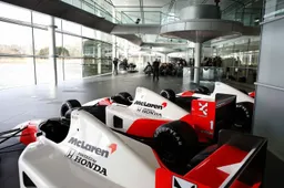 Demo's van legendarische Formule 1 wagens in Engeland